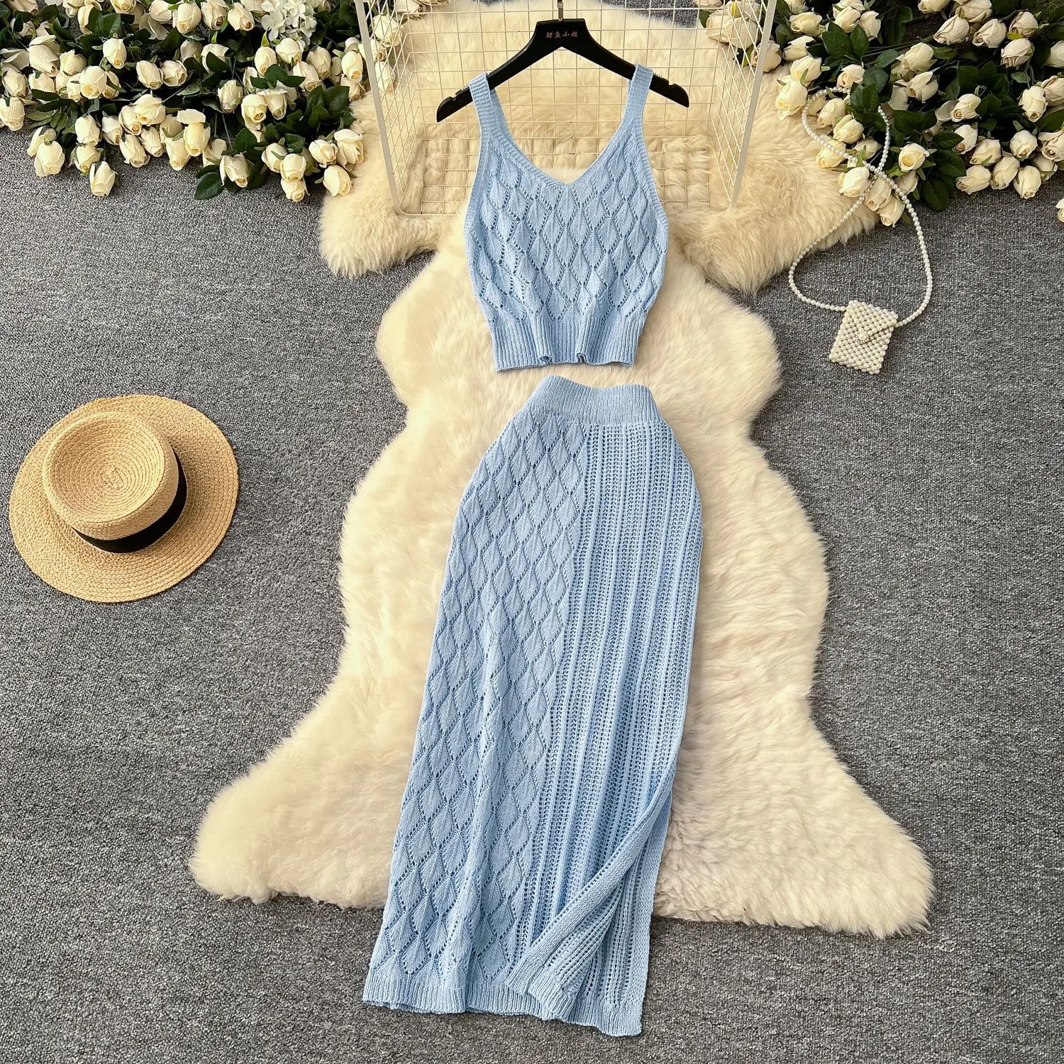 

Летний вязаный костюм, вязаный крючком топ на подтяжках, юбка с разрезом и высокой талией, вязаный комплект из двух предметов