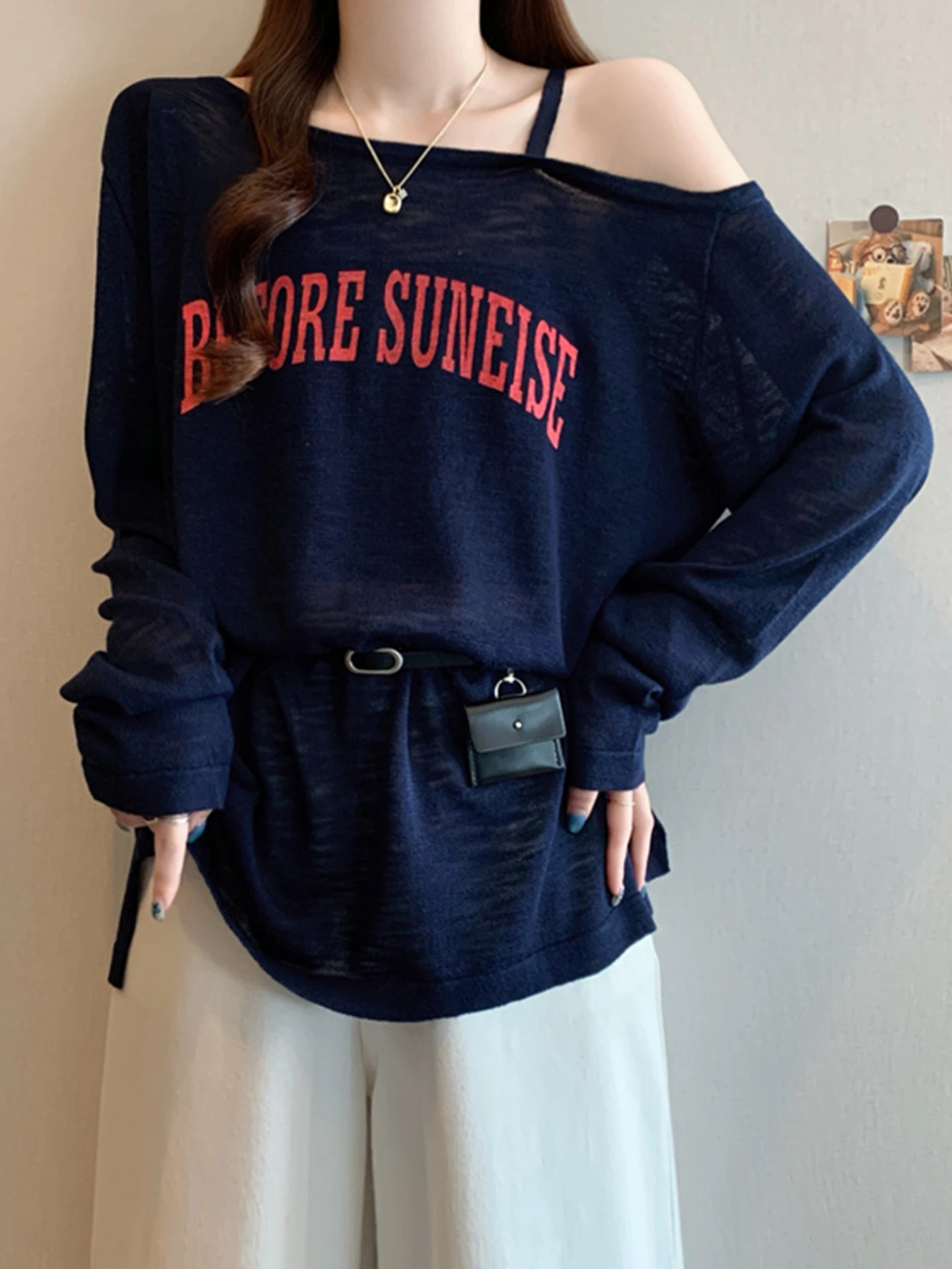 

Корейская женская футболка с длинным рукавом для ранней осени, больших размеров, с эффектом похудения, модный дизайн, с утягивающим эффектом на талии, с открытыми плечами и боковым воротником