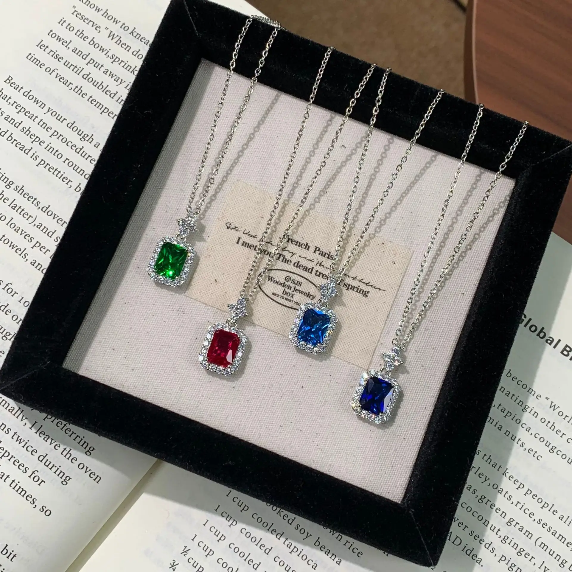 New rectangular-shaped imitation emerald necklace for women - elegant and simple pendant choker jewelry for the collarbone.