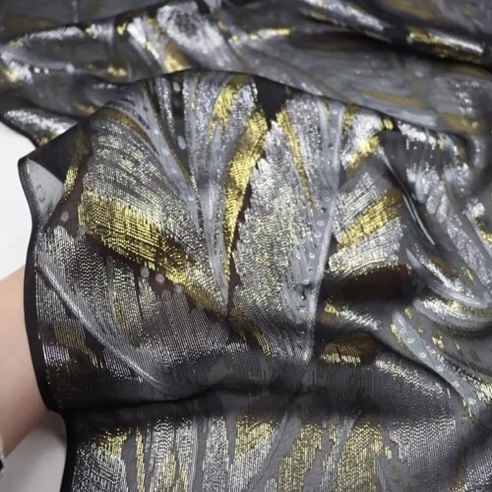 Nieuwste Zwarte Kleur Grond Goud Streep Nieuwste Ontwerp Hot Verkoop Goed Materiaal Zijde Metallic Stof Voor Vrouwen