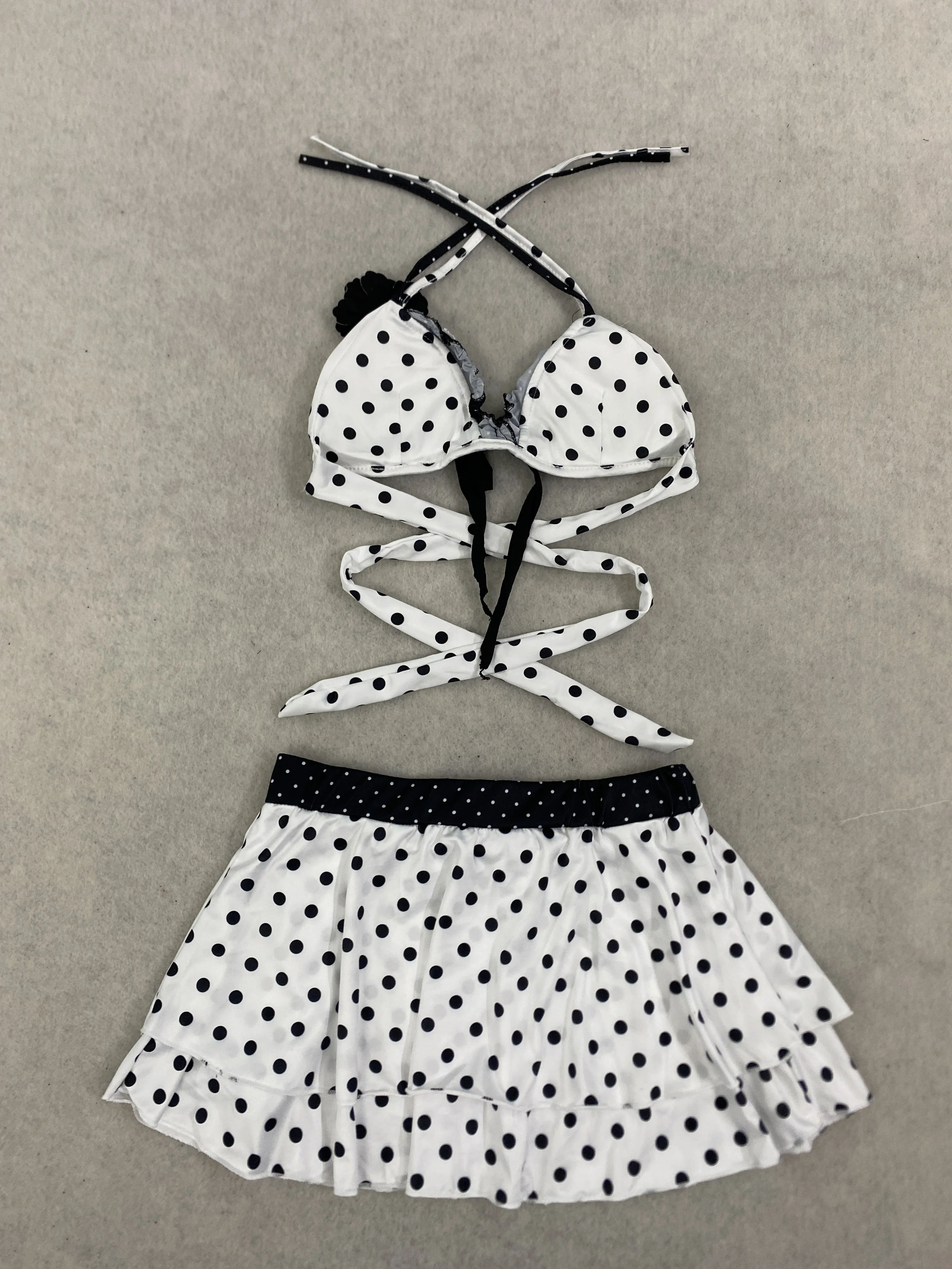 Y2K Retro-Bikini-Set im Polka-Dot-Look mit Spitze, dreiteilig, mit Neckholder-Oberteil und Rockartigem Unterteil. – Detail 4