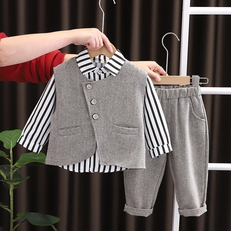 Ragazzi 2025 Top + Pantaloni Set da due pezzi di nuovi prodotti primaverili e autunnali Set di vestiti superiori e inferiori per bambini Completi per bambini