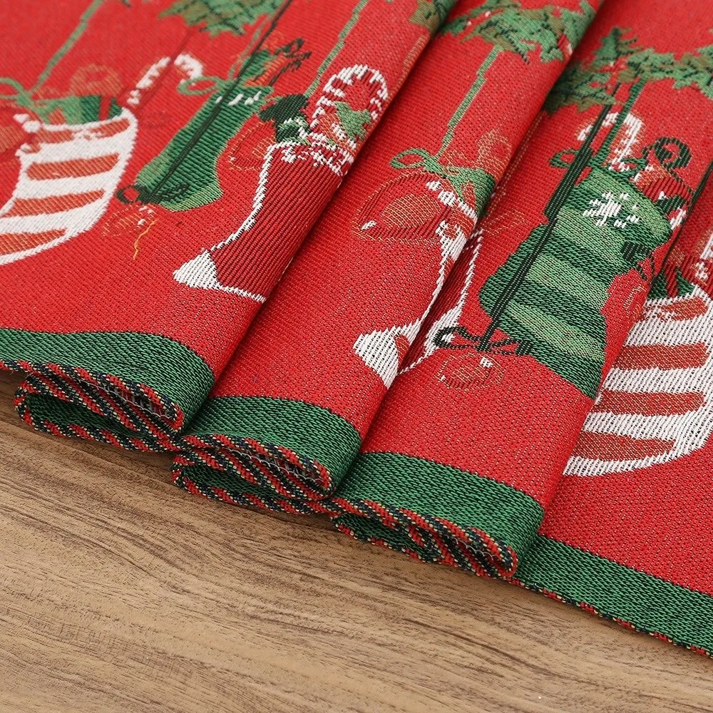 

Рождественская скатерть контрастного цвета с надписью, красная гладкая рождественская настольная отделка, елка, льняная крышка для стола в канун Рождества