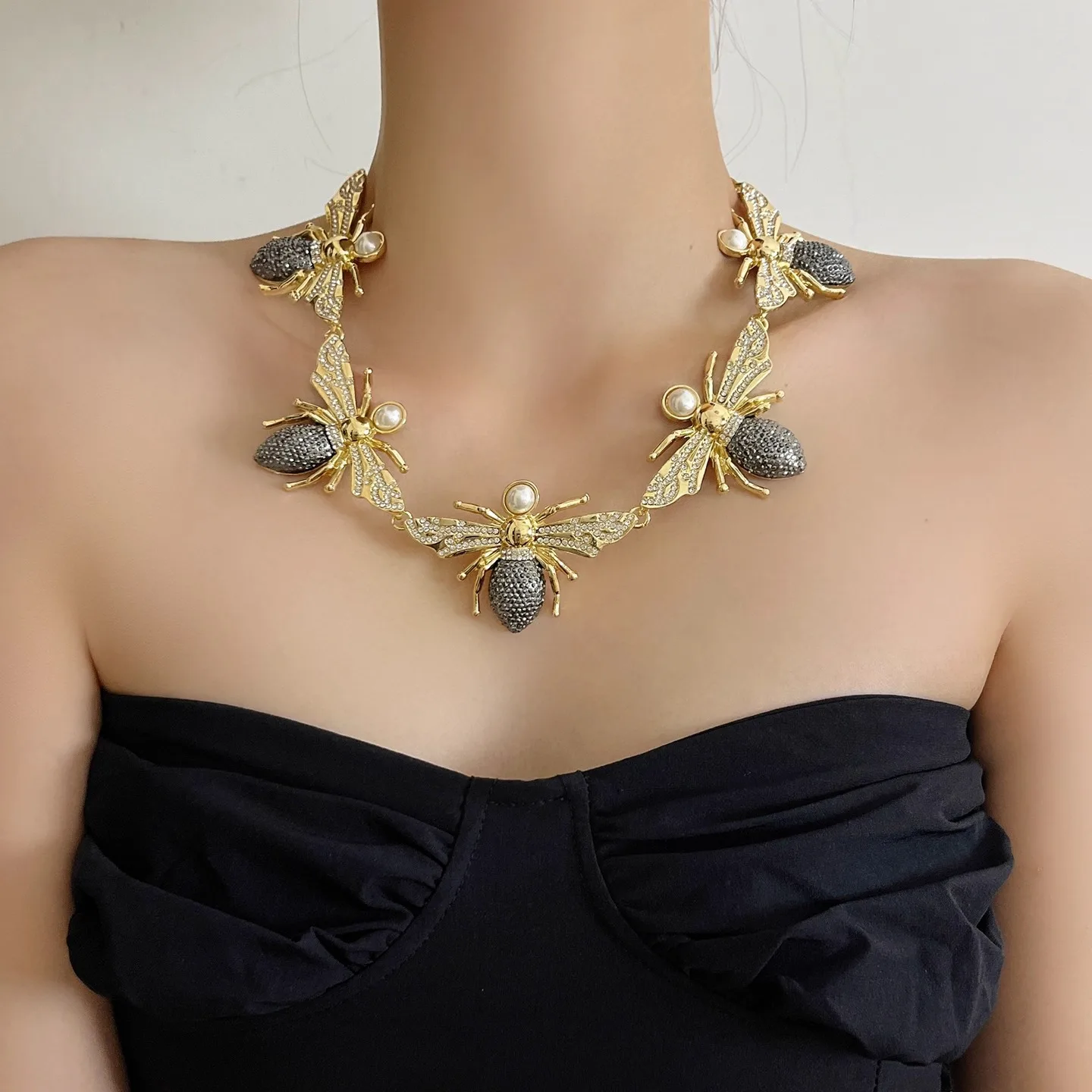 

Exaggerated Metal Chain Necklace Pearl Bees Pendant Exclusive Rhinestone Design Autumn/Winter Style Arrivals Jewelry Gift
