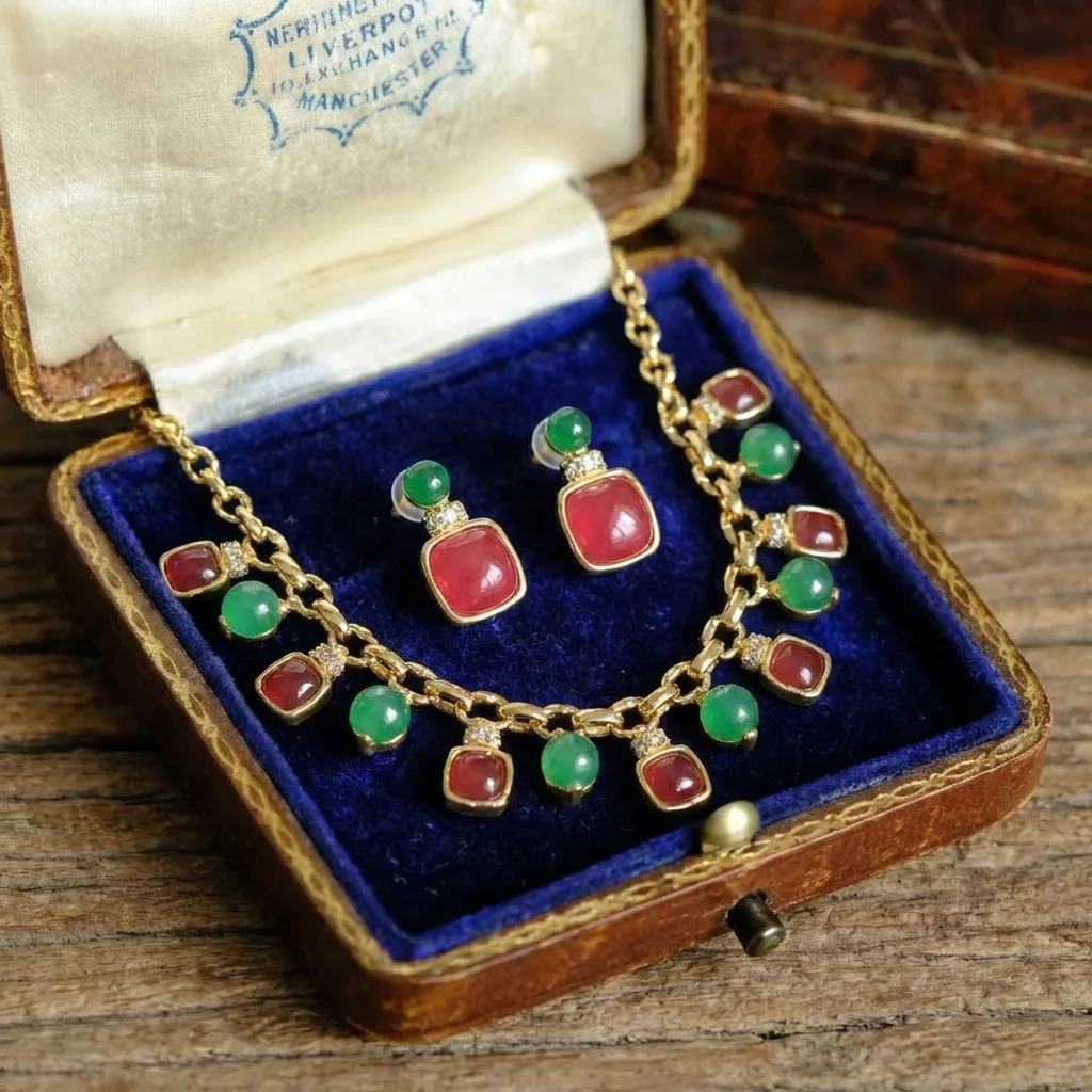 Middle-aged Retro Red Green Contrasting Color Gemstone Jewelry Set Tassel Fashion Light Luxury Necklace Earrings Two-piece Set