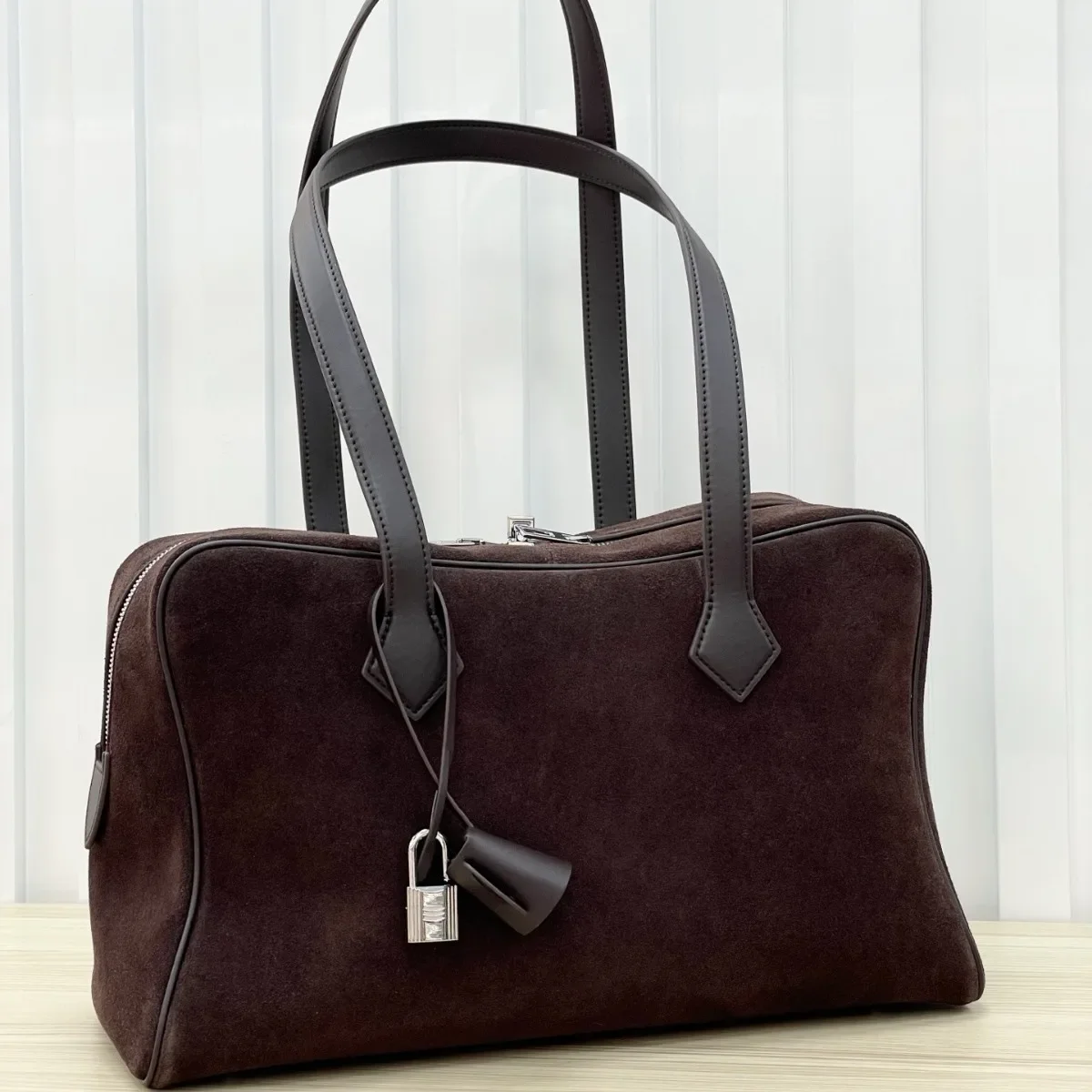 

2026 New Suede Boston Bag Vintage Old Money Style Portable Premium Commuter Large Capacity Shoulder Bag