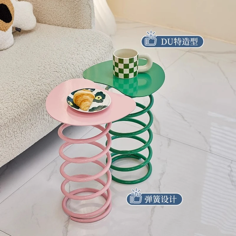 حافة الربيع الإبداعية لمشاهير الإنترنت عدد قليل من غرف النوم بجانب السرير البسيط وعدد قليل من غرف المعيشة المنزلية الاسكندنافية