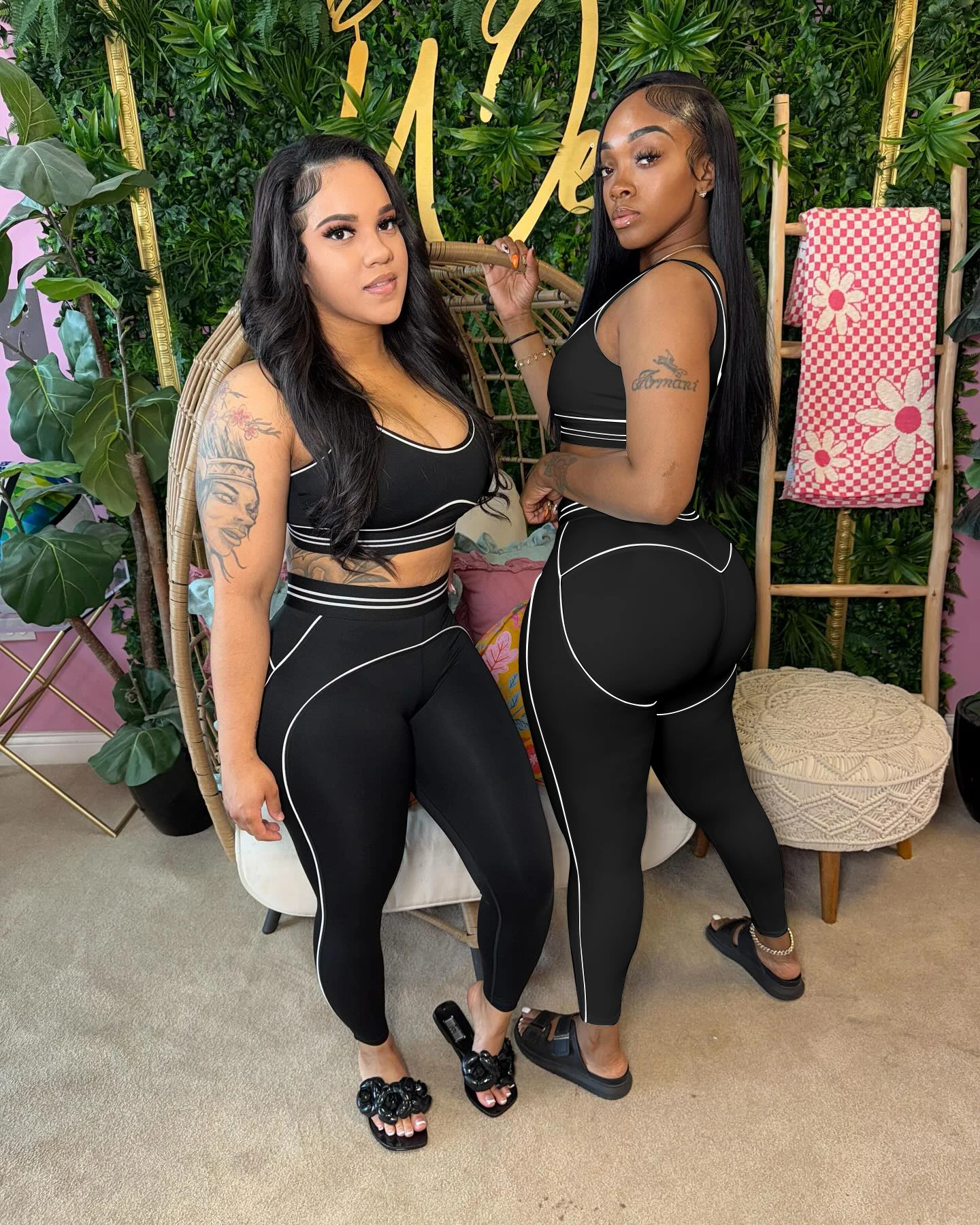 

Европейский и американский новый стиль, лоскутный полосатый спортивный жилет, облегающие длинные брюки с подъемом бедер, модный повседневный спортивный костюм для йоги