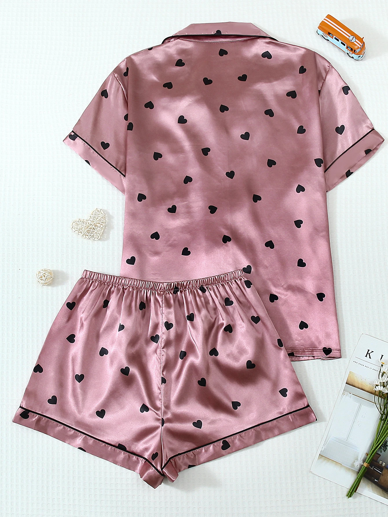 Two-Piece Set of Comfortable Satin Heart-Printed Collared Button-Down Short-Sleeve Top with Pockets and Bow Shorts, Spring and Summer Women's Pajama Loungewear Set Suitable for Home Use