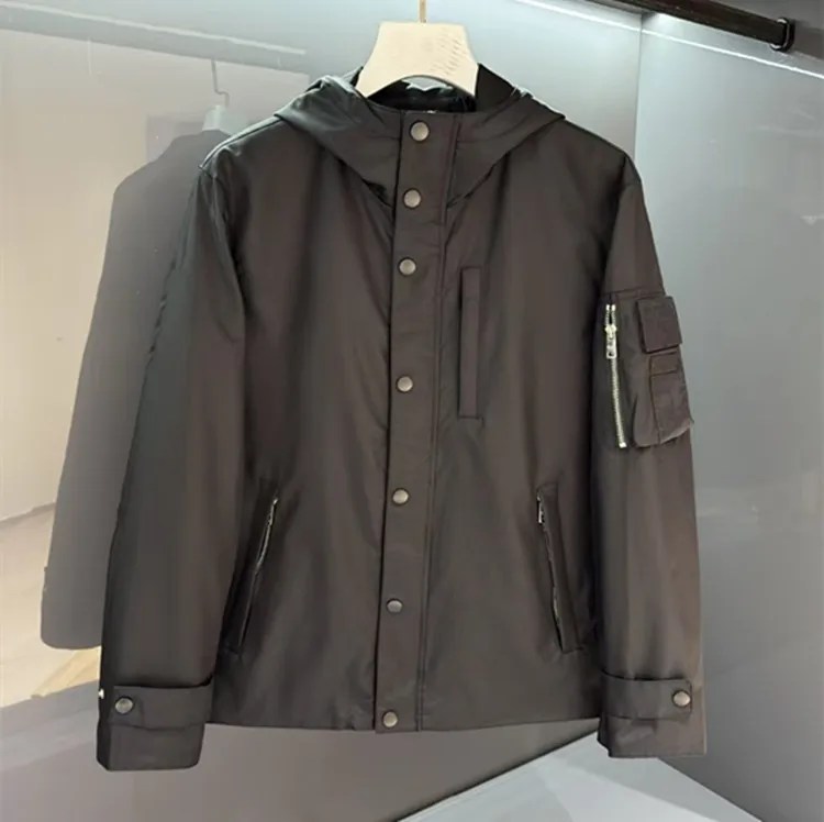 

Индивидуальная новая мужская одежда из Европы и Америки на зиму 2025. Однобортная модная куртка с длинными рукавами и капюшоном.