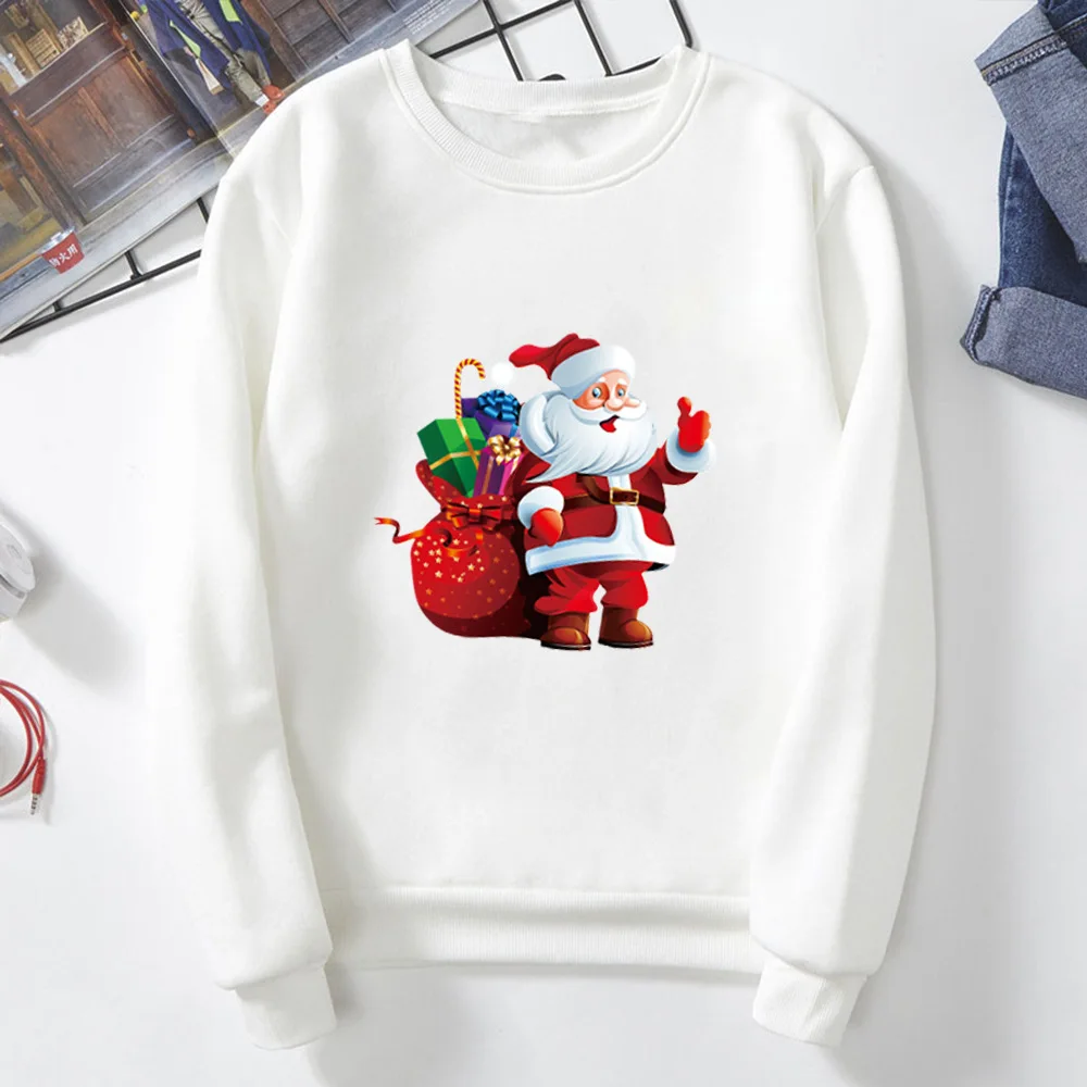 La nueva colección navideña presenta sudaderas con capucha y cuello redondo con estampado de Papá Noel tanto para hombres como para mujeres, llevan un Navidad