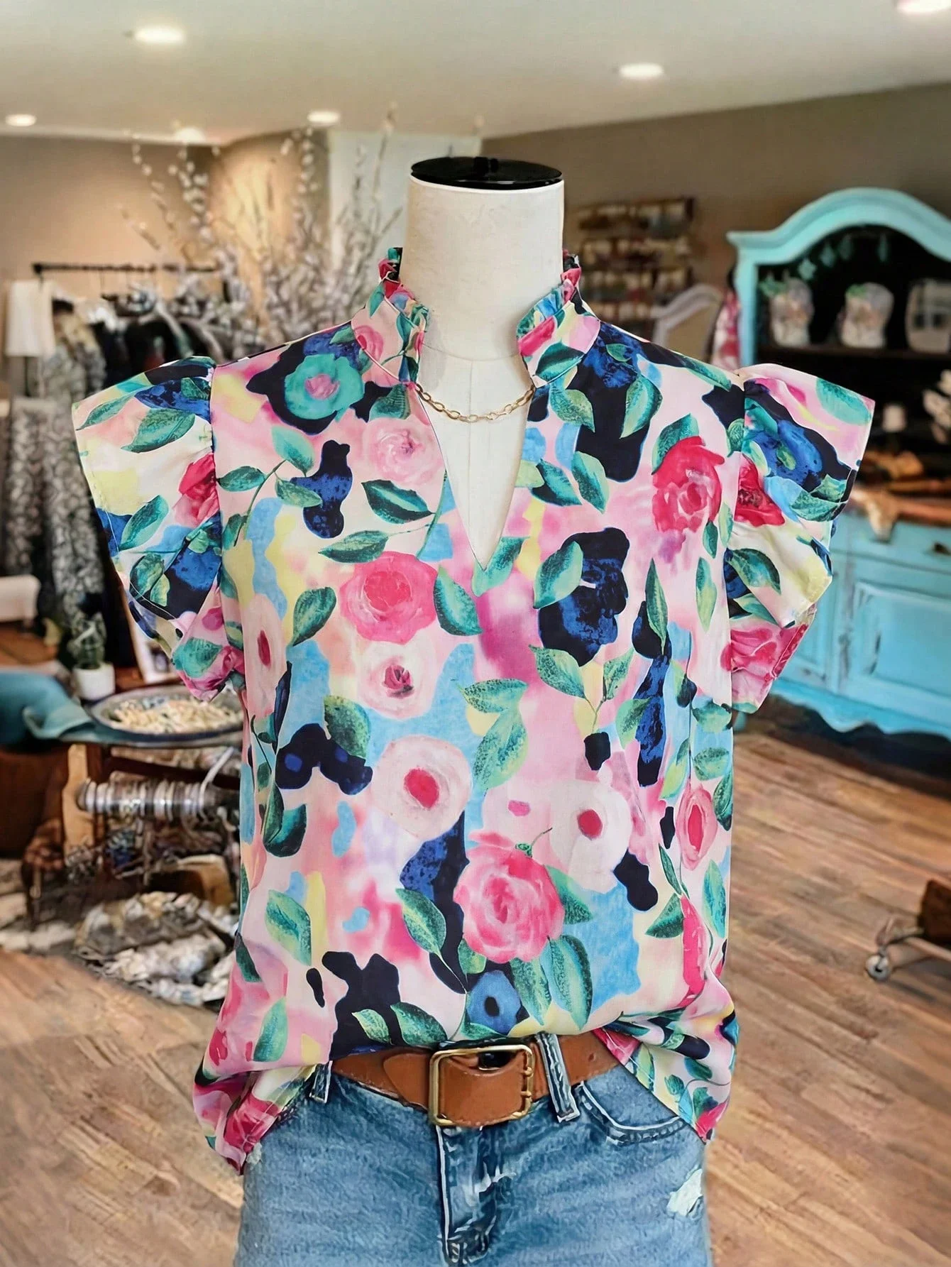 

Разноцветная женская блузка в стиле бохо с вырезом на горловине и рюшами на рукавах