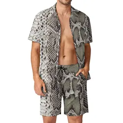 Set da uomo per esterni con stampa in pelle di serpente Set di camicie casual con motivo in finta pelle di serpente Pantaloncini estivi 2 pezzi Abito Hawaii di grandi dimensioni