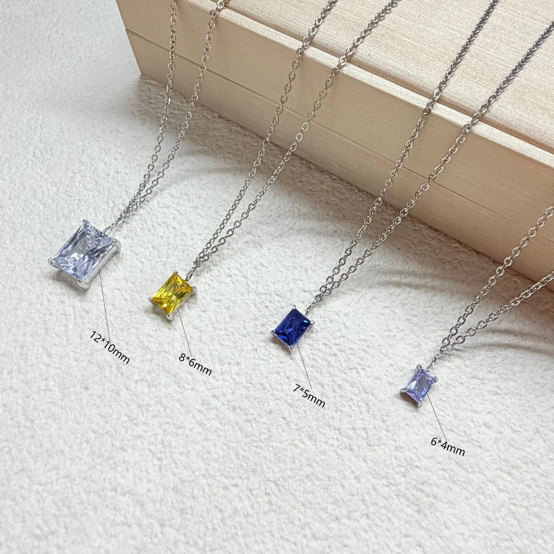 Rechteckige Halskette mit Zirkonia-Anhänger für Damen, mehrfarbig, klare Steine, Schlüsselbeinkette, minimalistischer Choker, edler Schmuck – Detail 3