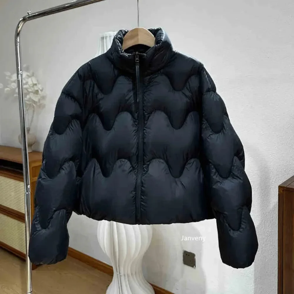 Chaqueta de plumón ligera para mujer, chaqueta acolchada corta holgada y esponjosa con cuello levantado, patrón de onda de otoño, abrigo cálido de plumón de pato blanco para invierno