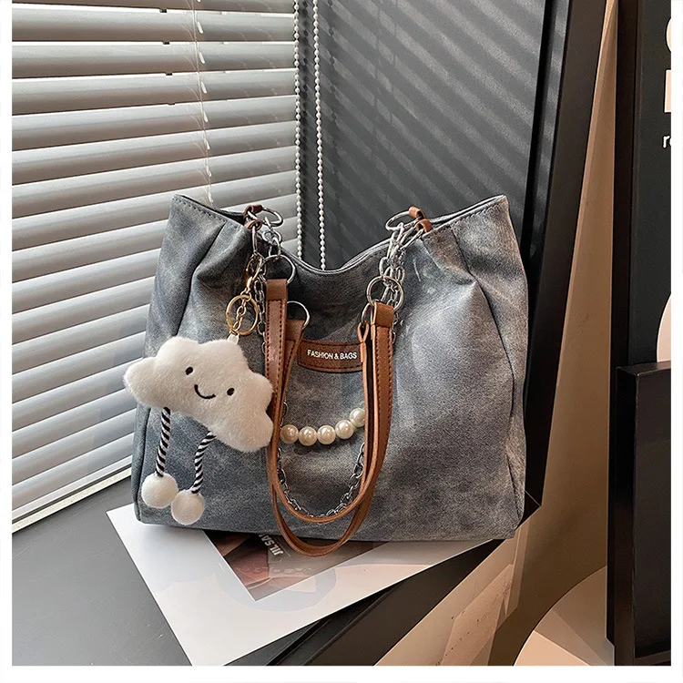 Damen Tie-Dye Denim Schultertasche mit Wolkenanhänger und Perlenkette – Lässige Alltags- und Schultasche für Damen – Detail 22