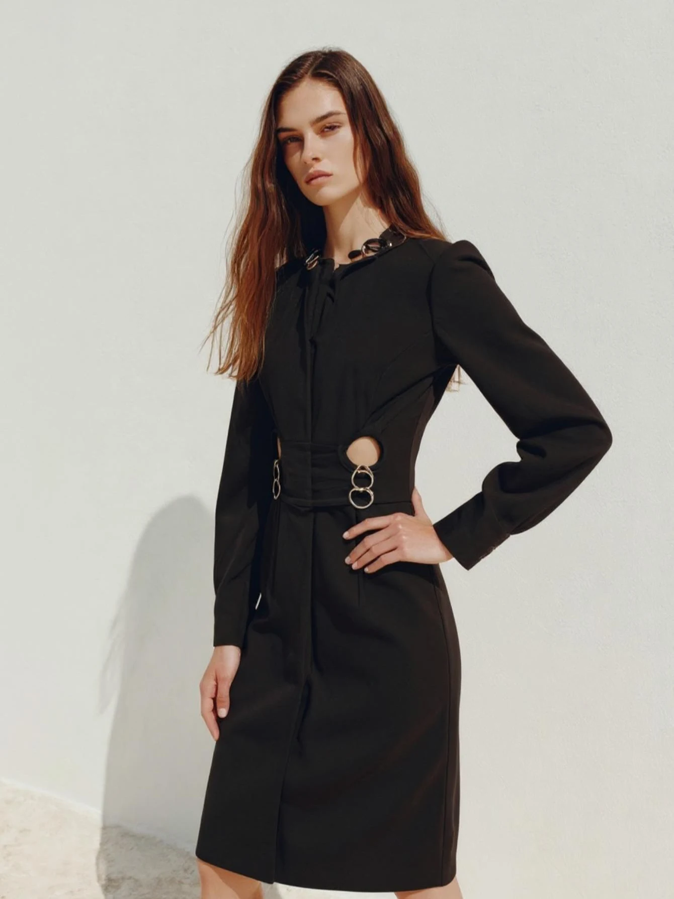 Sukienka damska Mia Muse, jednolita, z wycięciami, długi rękaw, okrągły dekolt, długość do kolan, elegancka, modna, letnia, jesienna, butikowa.