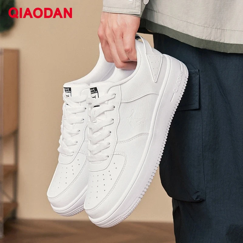 

QIAODAN Men White Skateboarding Shoes 2025 Autumn Casual Low Top Lightweight Outdoor Sport Sneakers for Teenagers XM2590550