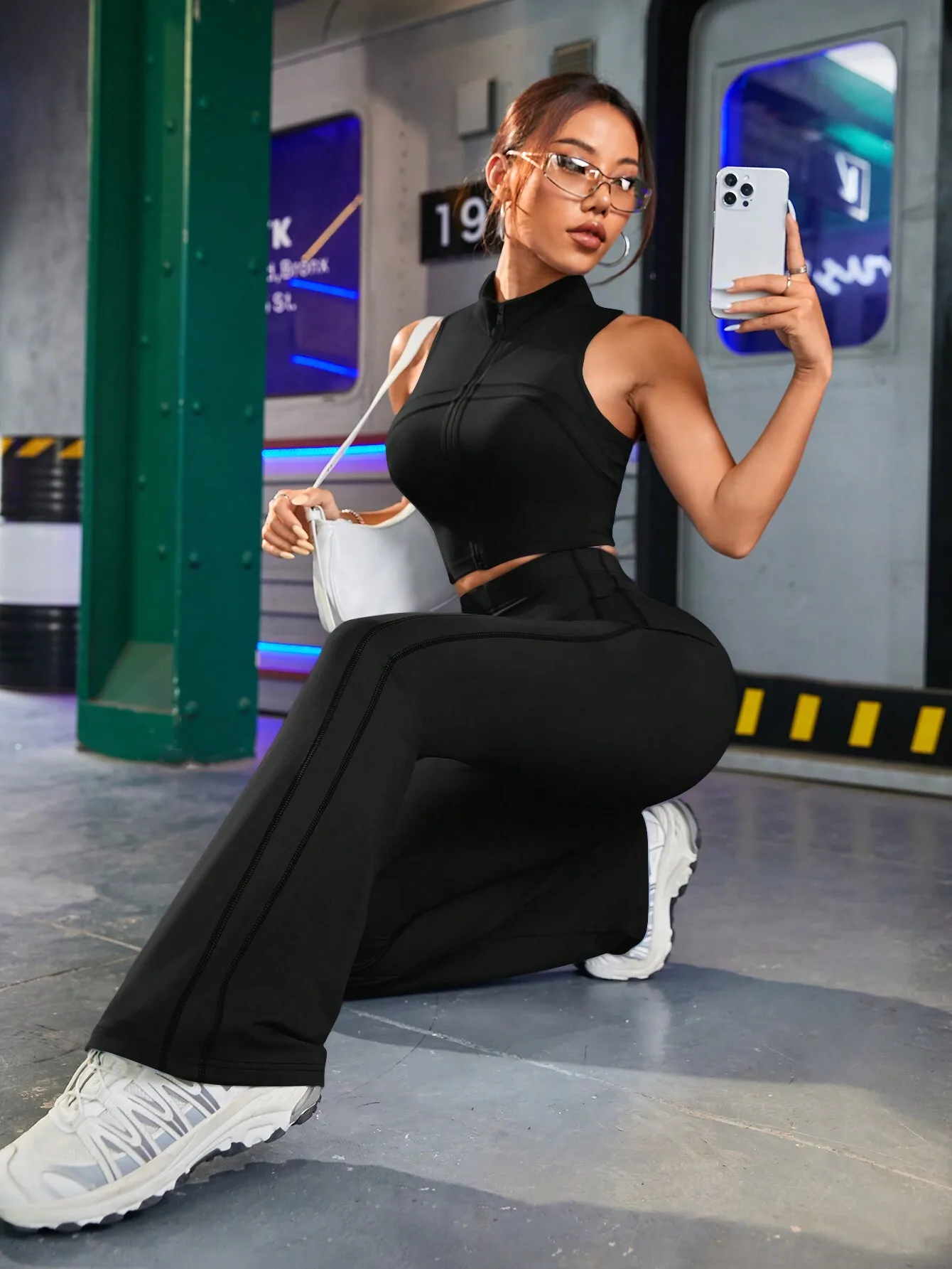 

Женский комплект: укороченный топ на молнии и леггинсы с высокой талией и расклешенными штанинами для спортзала и повседневной носки