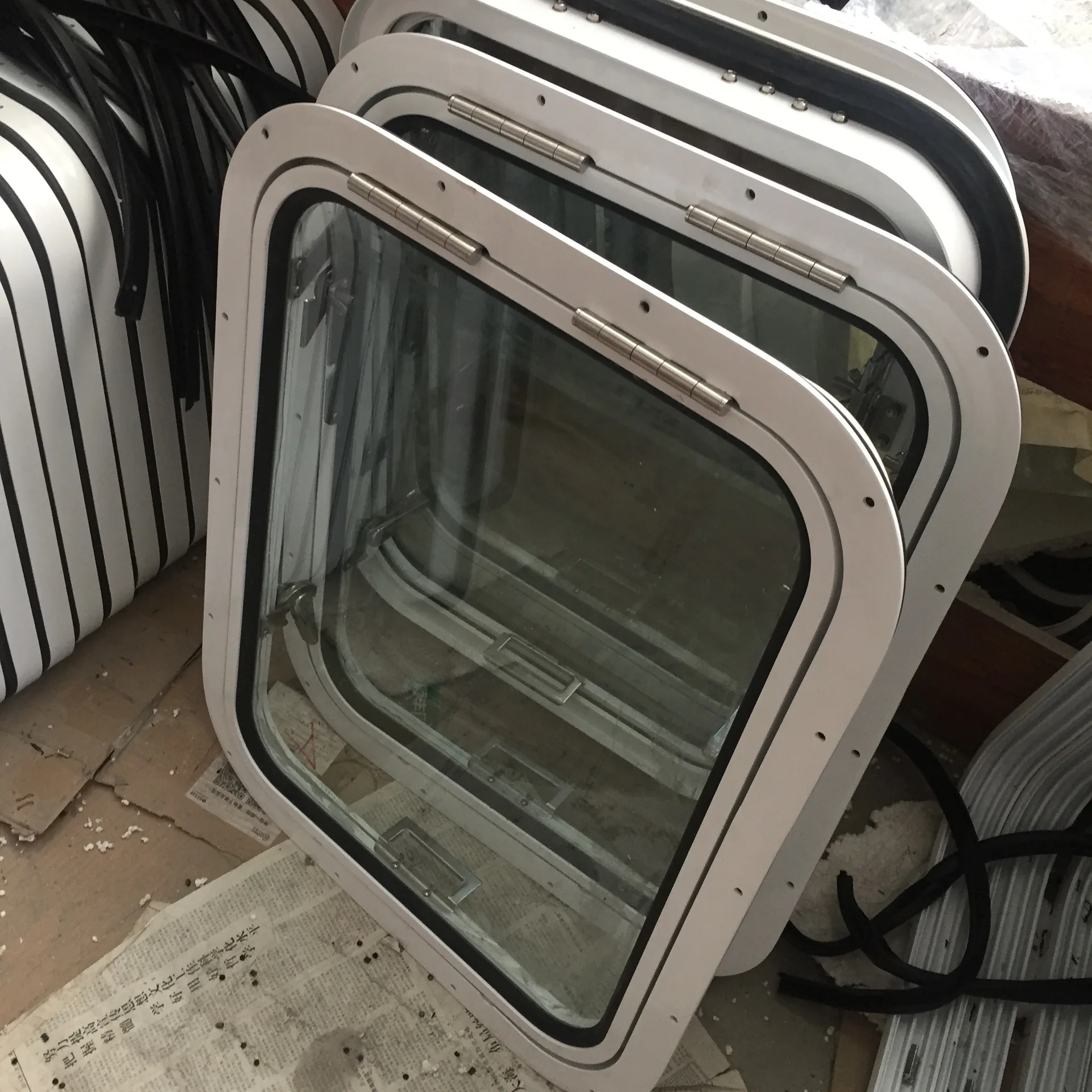 

Прямоугольные окна из алюминиевого сплава для морского применения, включая окна для рубки, открывающиеся слева и справа, для яхт и судов.