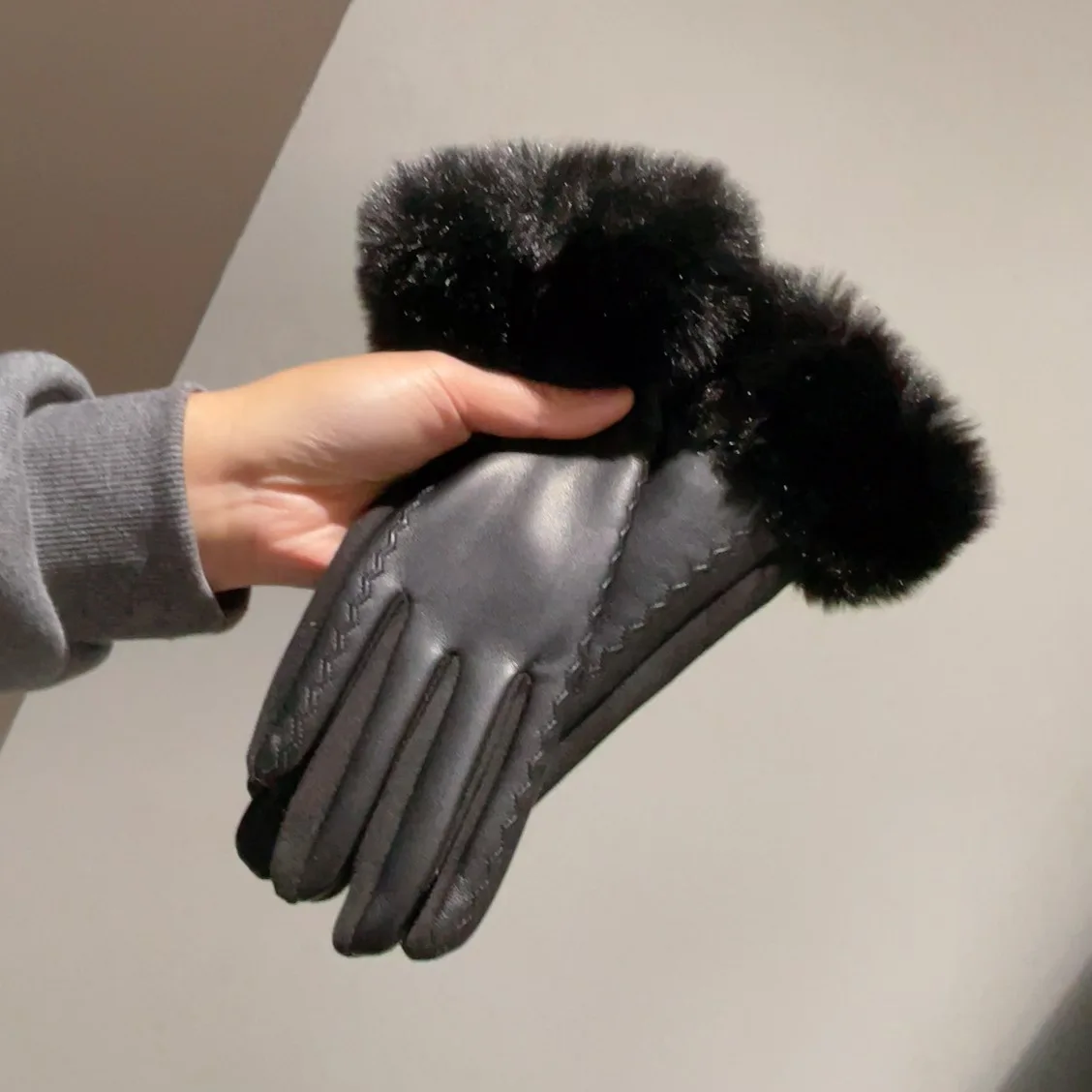 قفازات نسائية شتوية فاخرة من جلد البولي يوريثان معصم ناعم من الفرو الصناعي أساور عصرية أنيقة للحفلات شاشة لمس دافئة لركوب الدراجات