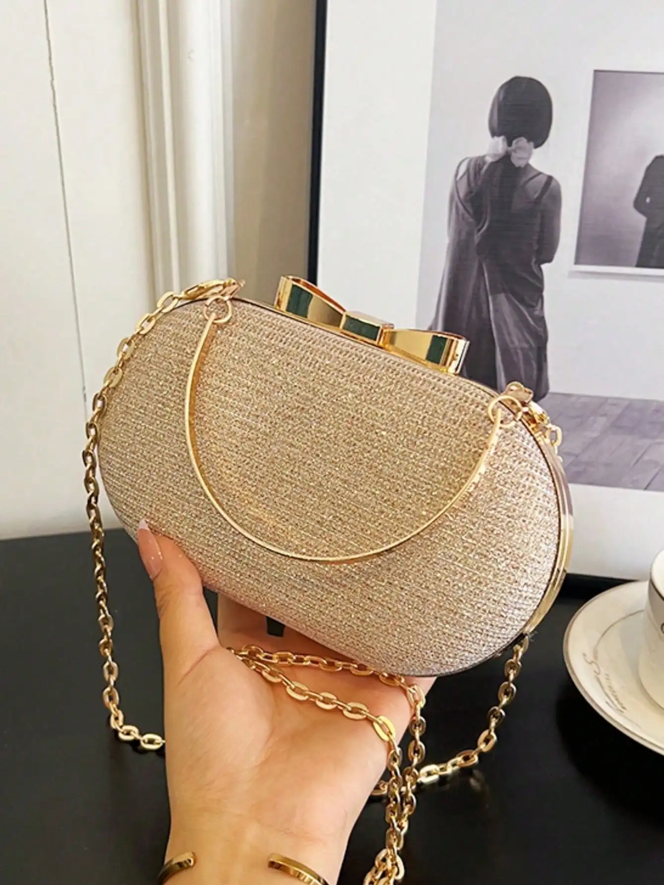 

Блестящий золотой мини-клатч с бантом и цепочкой-ремешком для вечерних мероприятий