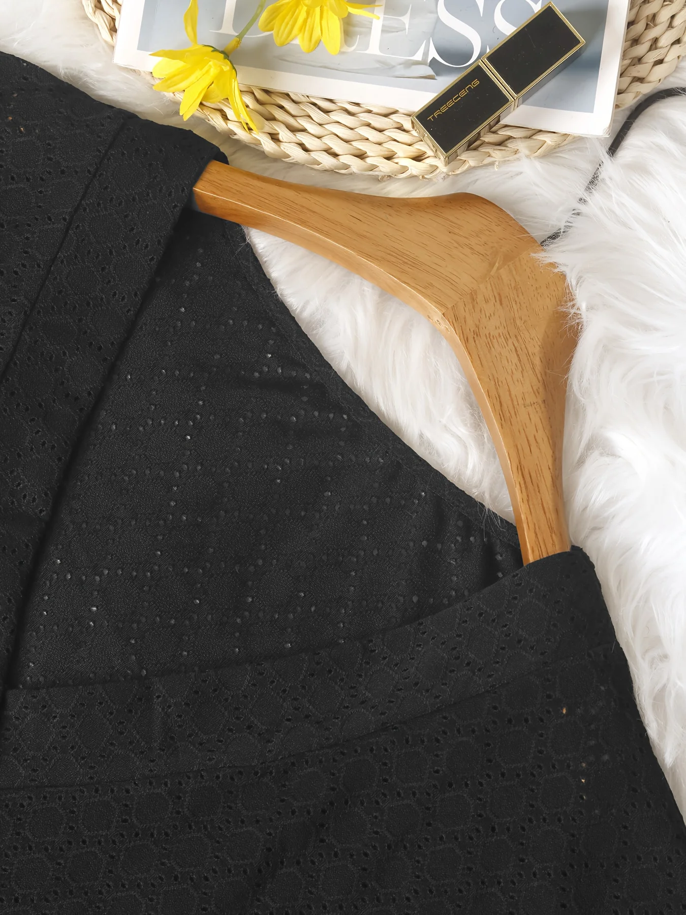 Übergröße Damen-Bluse mit V-Ausschnitt und Ösenmuster, Kurzarm, Elegantes Casual-Oberteil, Atmungsaktiv und Komfortabel – Detail 9