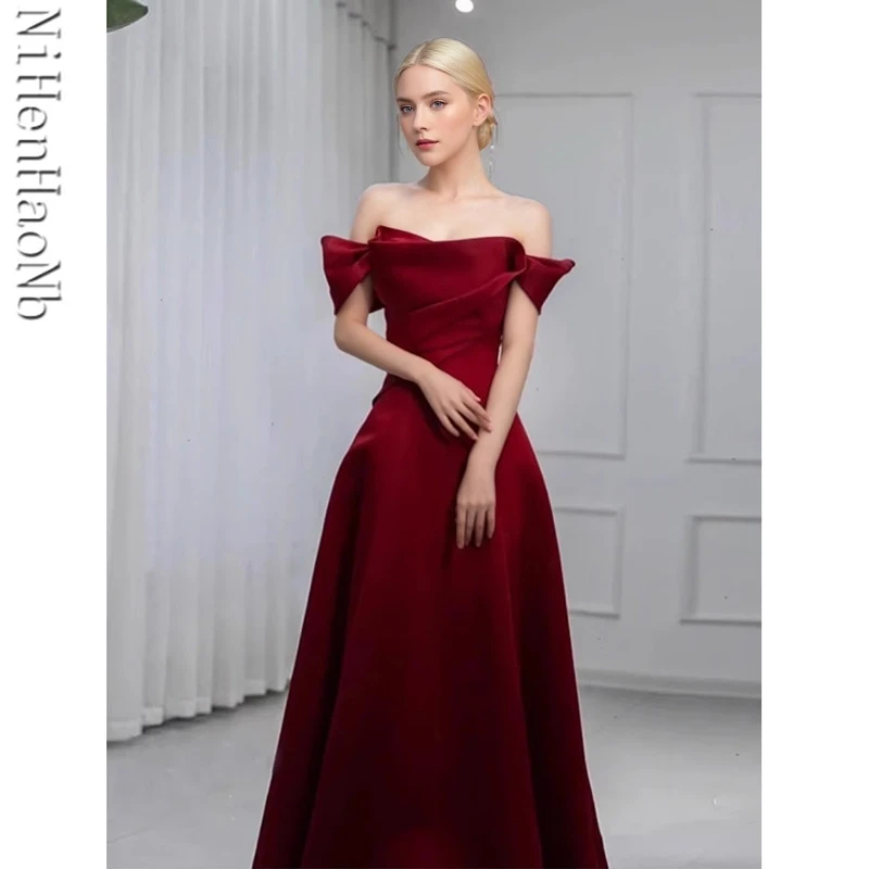 ชุดราตรีสีแดงซาตินสำหรับงาน Quinceanera คอเรือ แบบเปิดไหล่  ชุดราตรีทรงเอไลน์  ชุดค็อกเทลสุดหรู