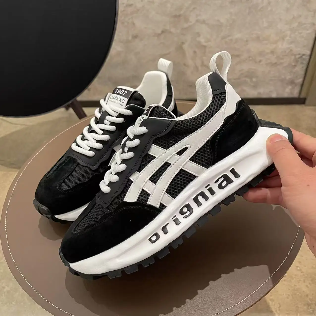 Men Running Shoes New Outdoor Casual Lightweight Breathable Sneakers Male Cushioning Non-Slip Vintage Sports Walking Shoe