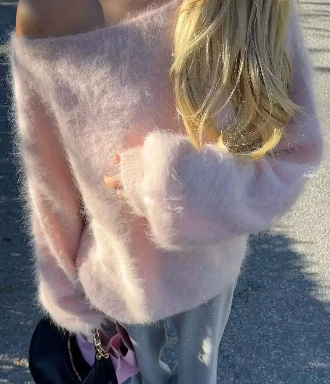 

Пушистый укороченный свитер из мохера с открытыми плечами большого размера с напуском и длинными рукавами