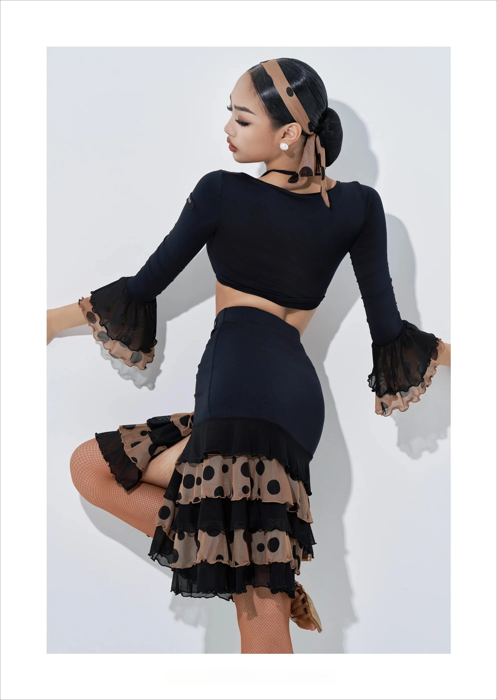 Женский костюм для латинских танцев из Великобритании, комплект из двух предметов, топ с бретелькой на шее, шнурком и зубчатым краем, юбка для латинских танцев, бальных танцев