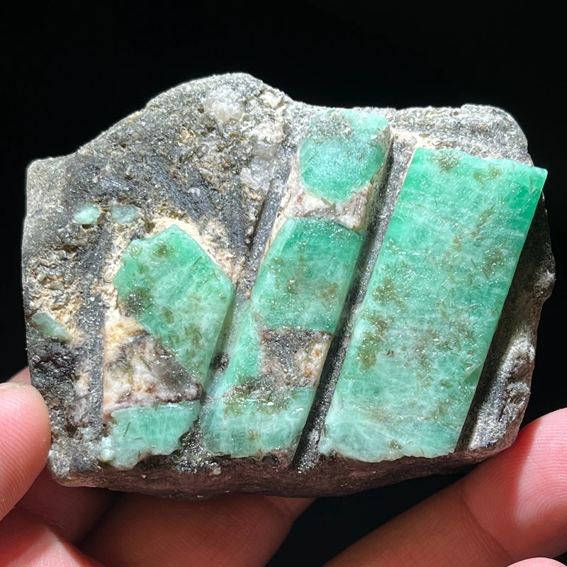 100% Natural Green Emerald Mineral Gem Grade Crystal Specimen Gemstones and Crystals Quartz Crystals for Furniture Decoration