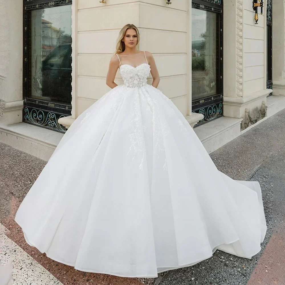 Suknie ślubne balowe z ramiączkami spaghetti, szyte na miarę, wykwintne, księżniczka, dekolt w serduszko, aplikacje z koronki 3D, zdobione koralikami.