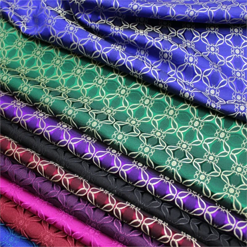 Чонсам этнический костюм изготовлен из тканой шелковой ткани и украшены жаккардовой парчой ручной работы.