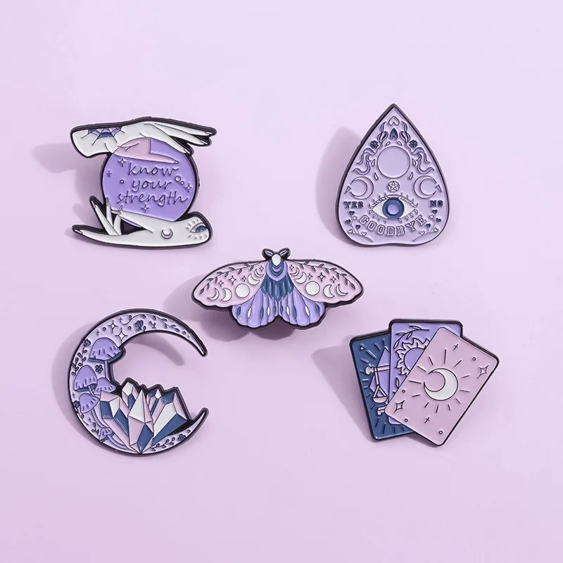 Broche púrpura de polilla, elemento de luna e insecto, insignia de Metal, alfileres de Hijab para bufanda, insignias en mochila, broches de solapa, venta al por mayor