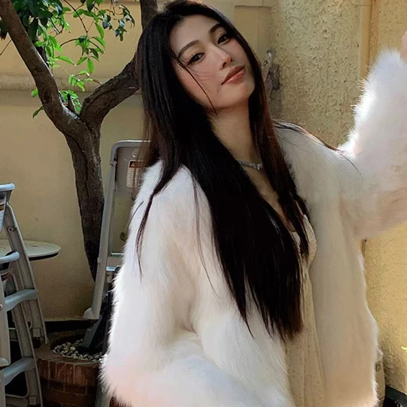 เสื้อแจ็คเก็ตขนเฟอร์แบบใหม่สำหรับผู้หญิง สไตล์ฤดูหนาว ดีไซน์หรูหรา กลิ่นหอมอ่อนๆ ทรงหลวม แฟชั่นทันสมัย หนาและสั้น