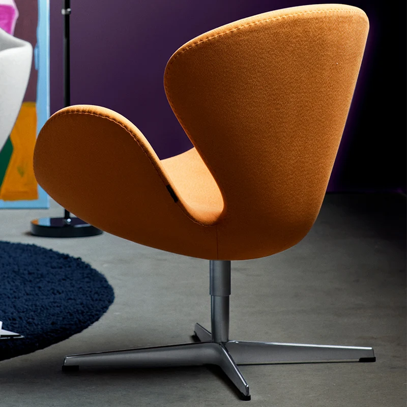 

Стул в скандинавском стиле с изображением лебедя