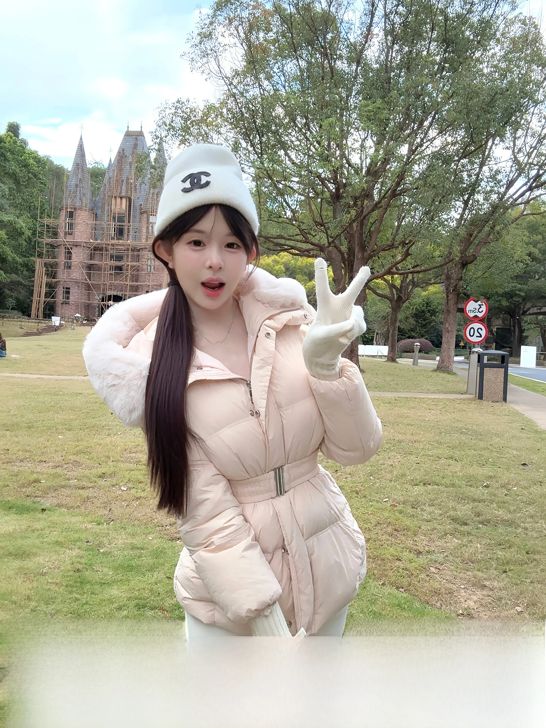 

Женская утепленная куртка с капюшоном и меховым воротником, зима 2025, новая модель, с поясом на талии, из мягкого белого пуха