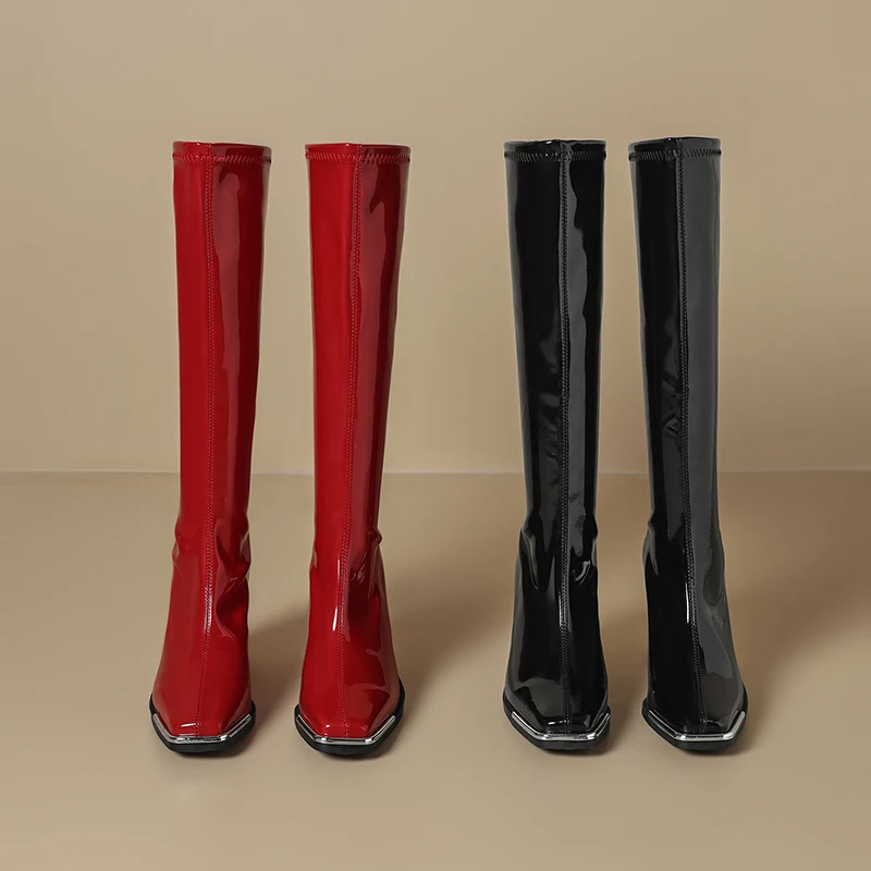 Neue trendige, vielseitige, hohe Stiefel aus Lackleder in Übergröße, quadratische Zehenpartie, Blockabsatz, Metallbesatz, Reißverschluss hinten, Oberschenkelstiefel für Damen