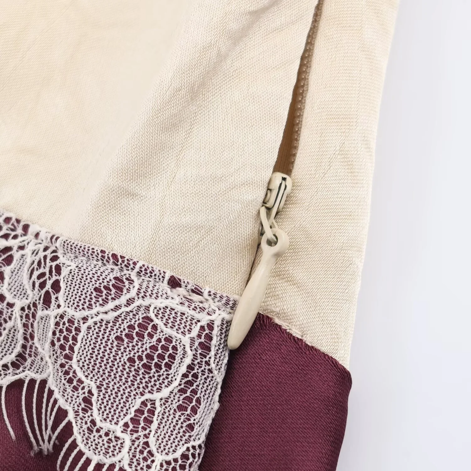 فستان نسائي جديد من KASLEAD بطول متوسط مزين بكشكشة من الحرير الساتان بألوان متباينة 6577 أنيق للتنقل في المدينة