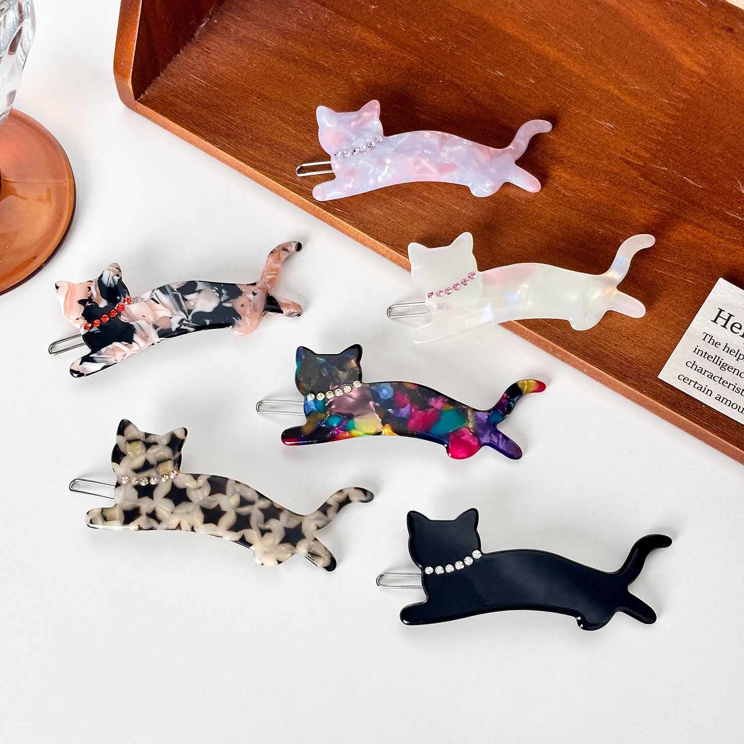 

Dowell A Versatile Cat One-piece Clip With Acetic Acid And Diamond Inlays For A High-end Look