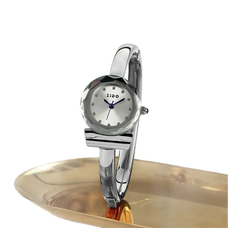 

New women's wristwatches, simple quartz women's watches, fashionable and trendy student bracelet watches, women's accessories.