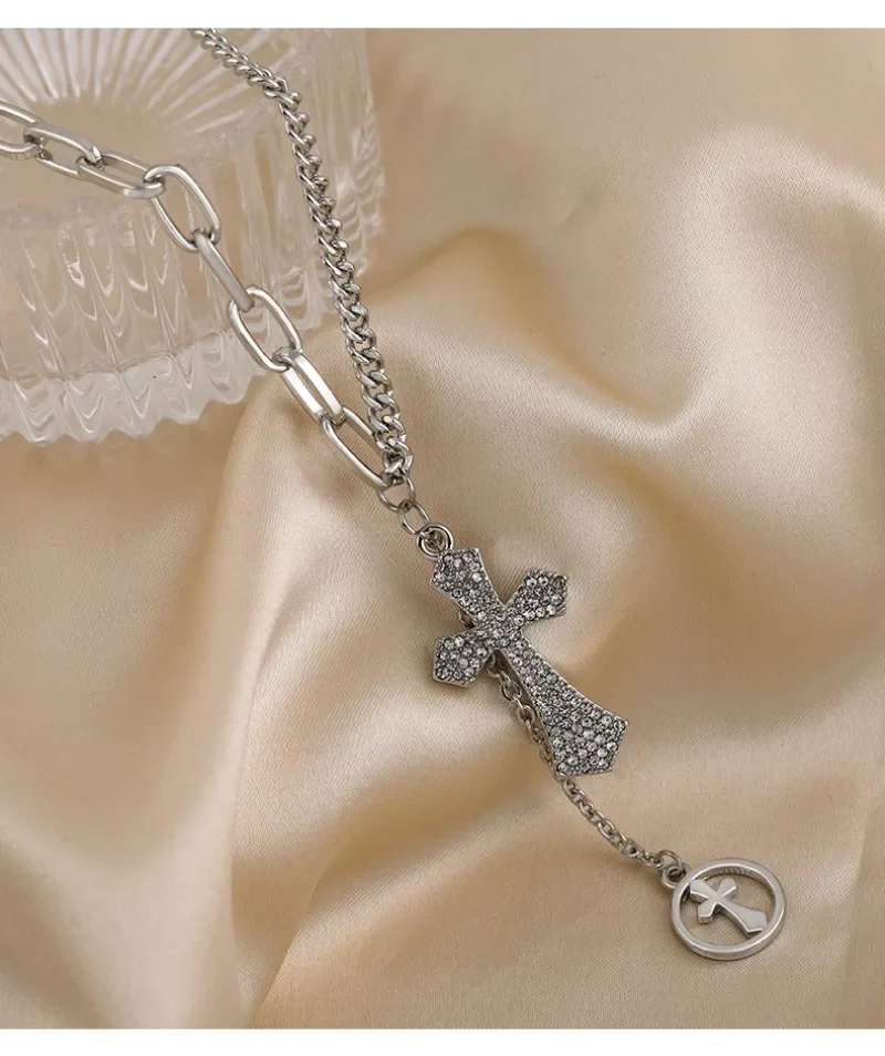 Um novo suéter elegante com um longo colar cruzado de outono e inverno para mulheres