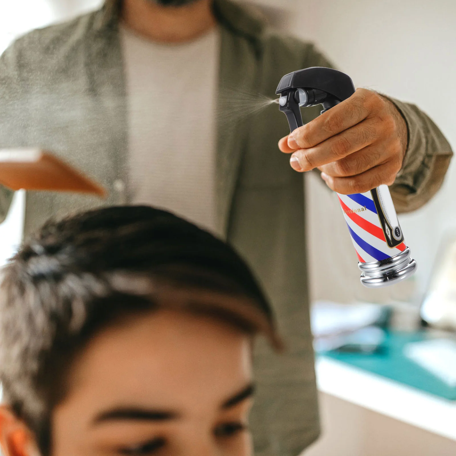 

2pcs Spray Bottle For Hair Salon Barber Shop Fine Mist Sprayer Plastic Watering Kettle Multipurpose Water Container Spray Kettle