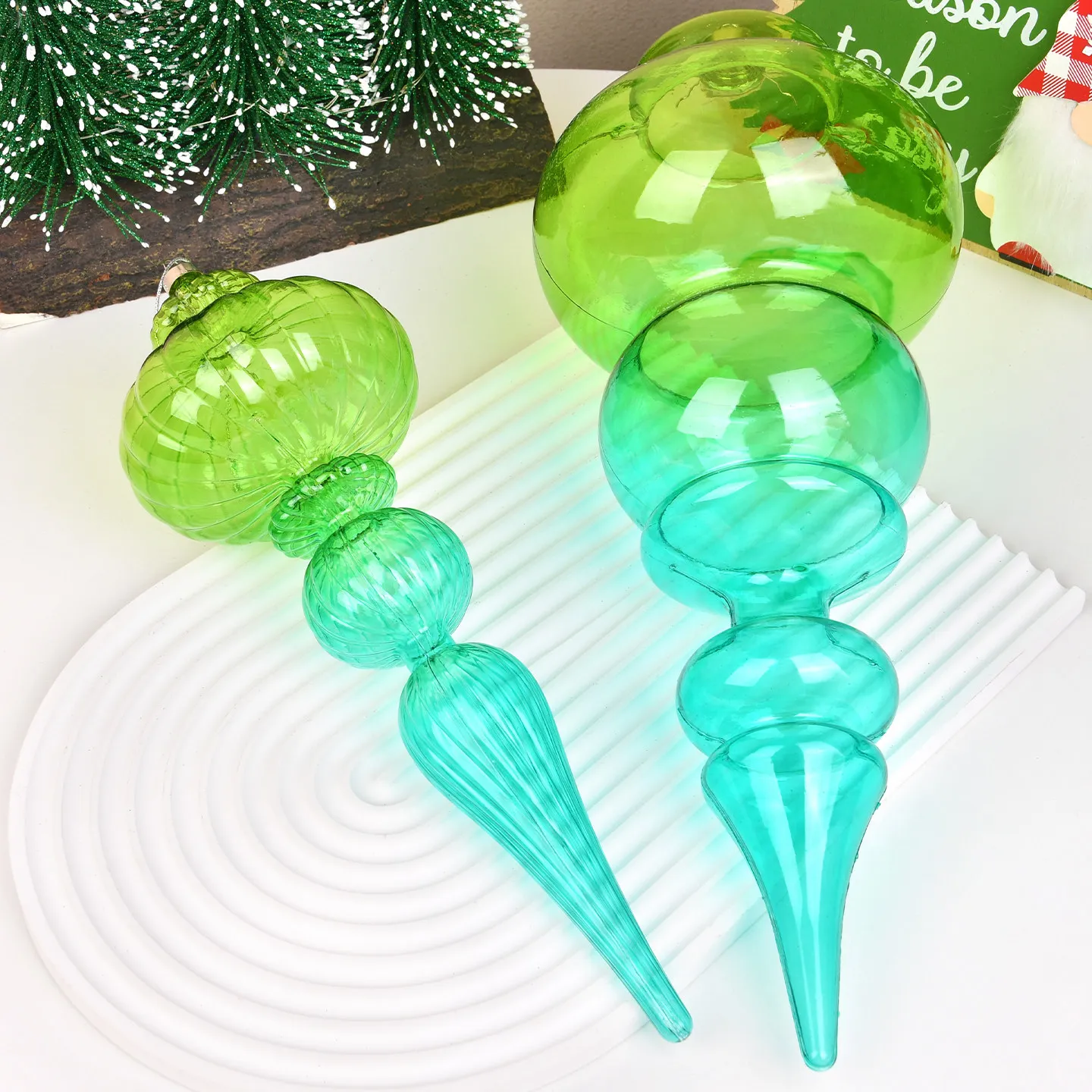 クリスマスデコレーション-青緑のグラデーションが施された、二色のメッキ加工を施した瓢箪型ペンダント