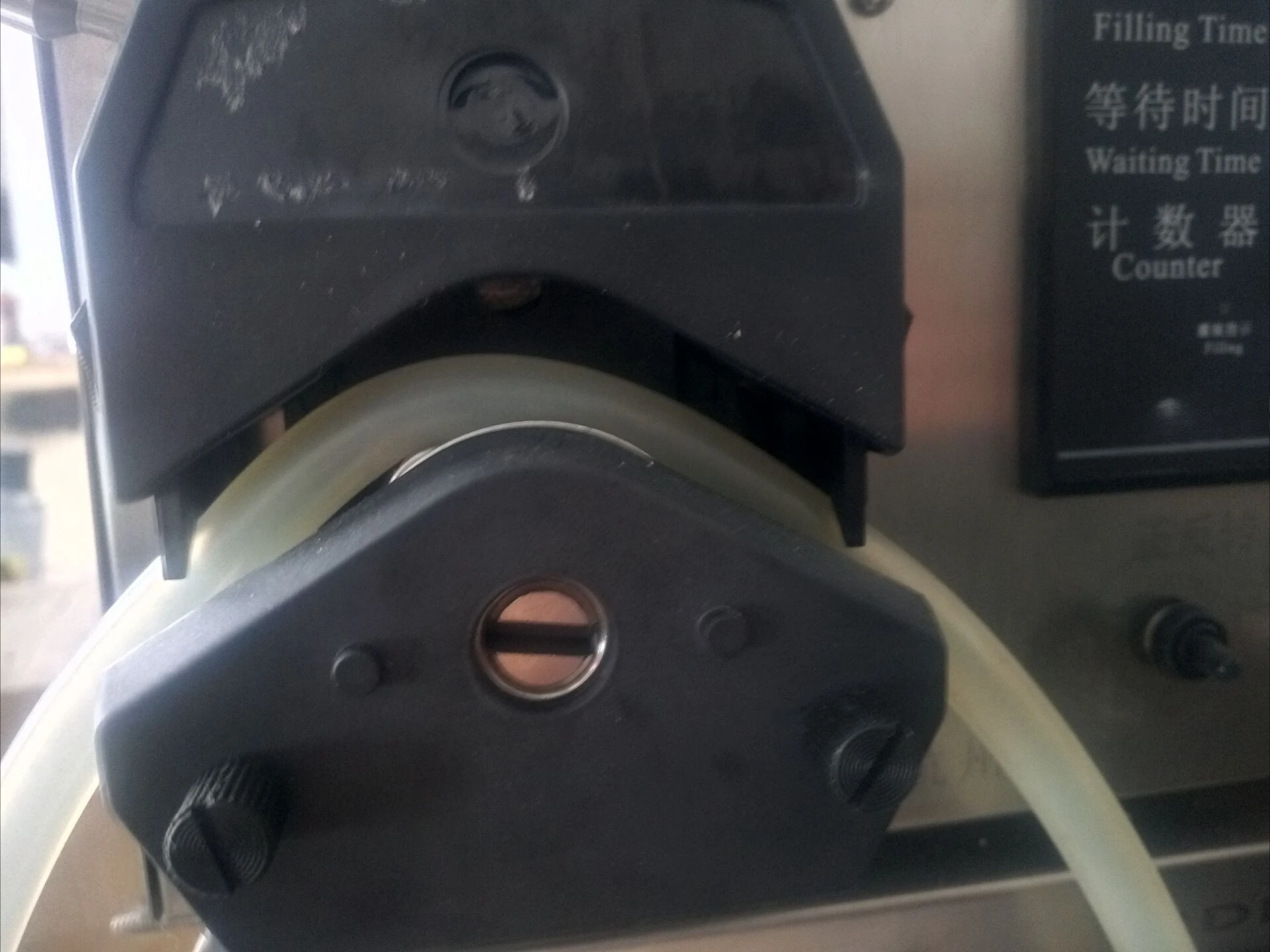 آلة تعبئة Peiqi آلة تعبئة P تمعجية برأس مزدوج آلة تعبئة المذيبات الكيميائية العضوية ذات الرأس المزدوج