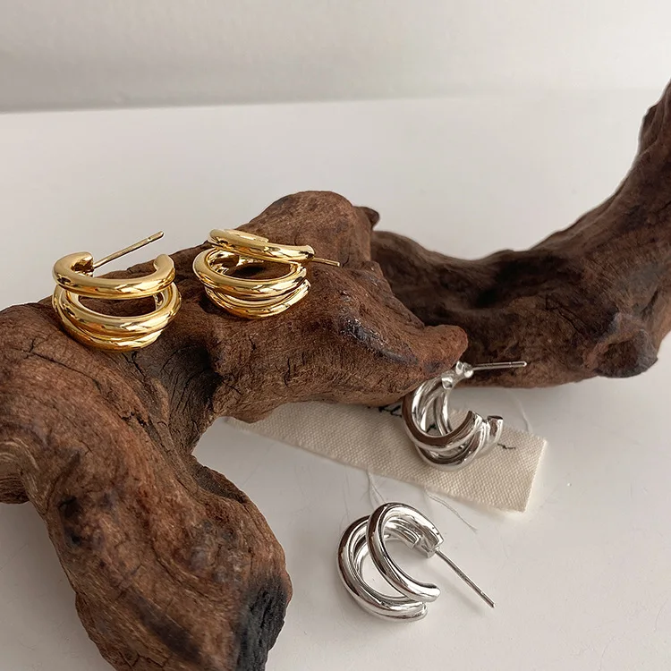 

European and American Lingge earrings with a high-end feel for girls, light luxury, small fragrant style ear buckle, temperament