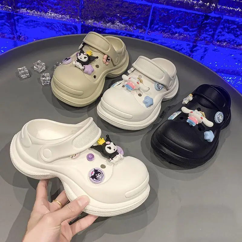 

Sanrio Kuromi/тапочки для девочек, летние детские сандалии из ЭВА, увеличивающие рост, мягкая подошва на платформе, Kawaii, новая стильная пляжная обувь для ванной комнаты