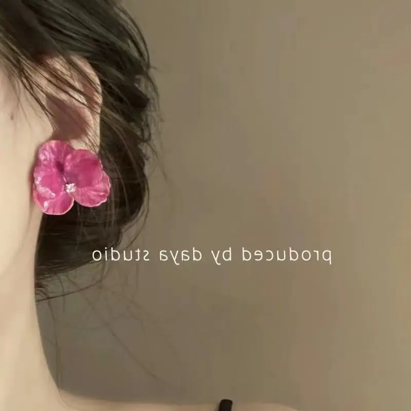 Vintage hand-painted drop-glaze pink three-dimensional flower earrings for women with advanced sense and design temperament