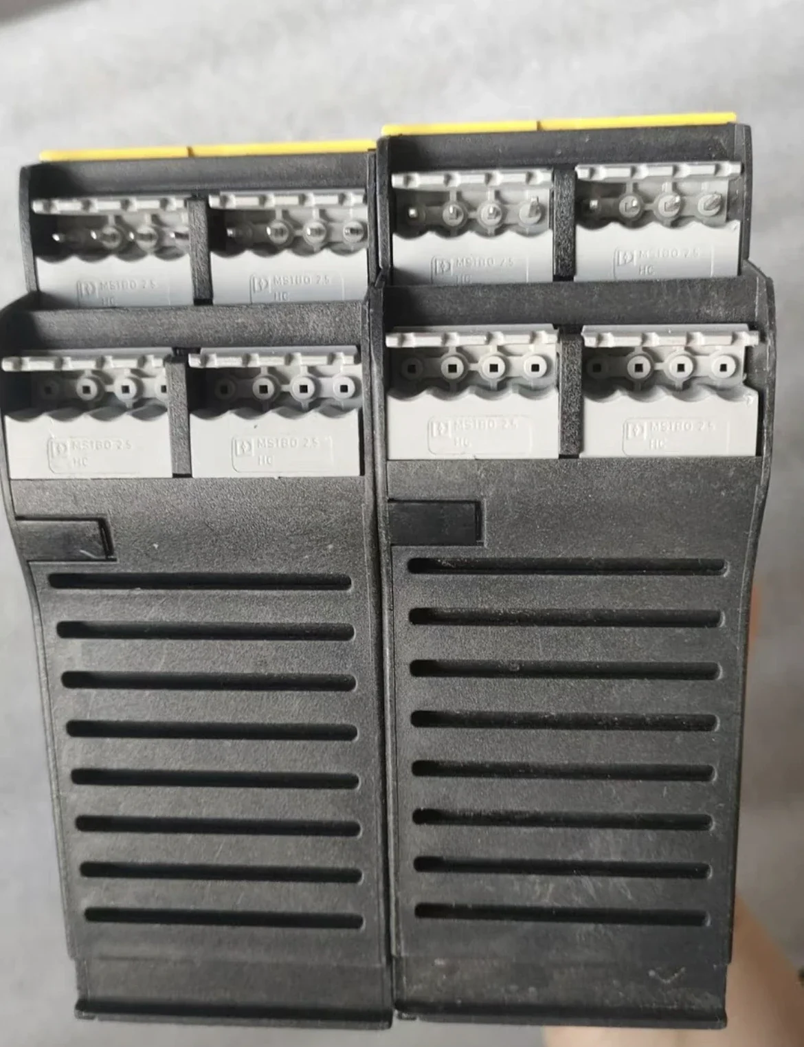 Sicherheitsrelais SRB-301HC/R-24V, normale Funktion, getestet in gutem Zustand